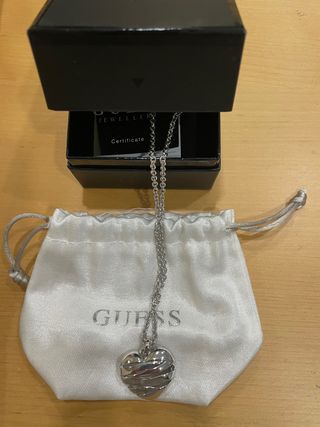 Colgante Guess corazón con brillantes plata