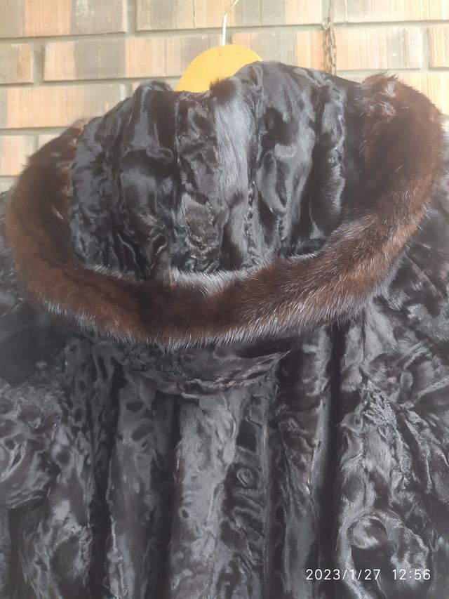 ,Abrigo lomos de Astrakan, capucha