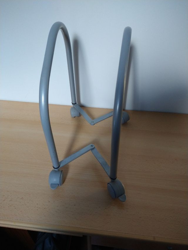 soporte CPU con ruedas