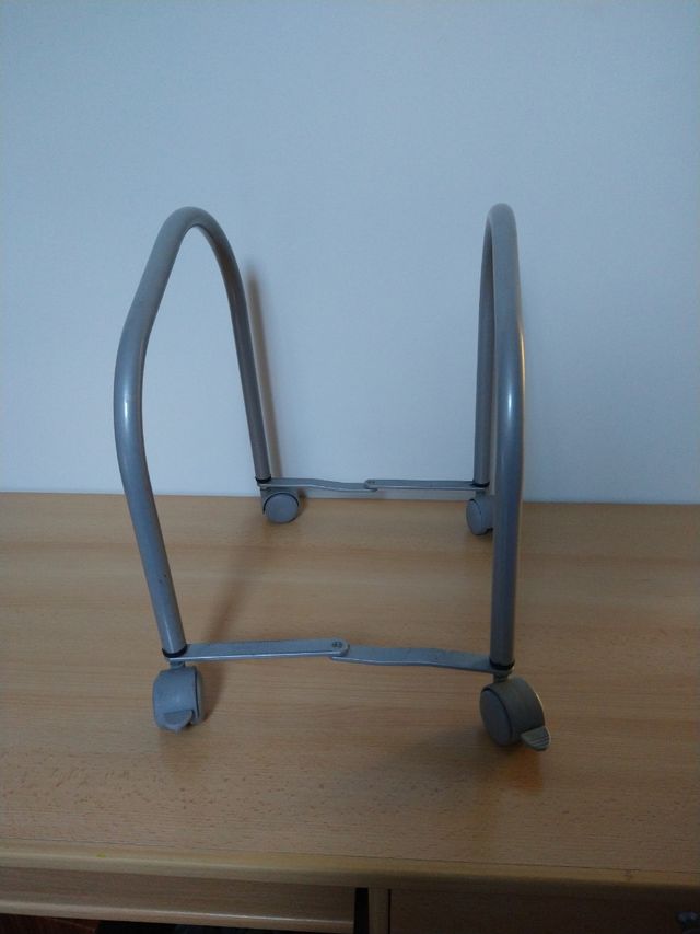soporte CPU con ruedas