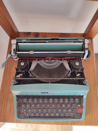 Máquina de escribir Olivetti lettera 32