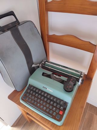 Máquina de escribir Olivetti lettera 32