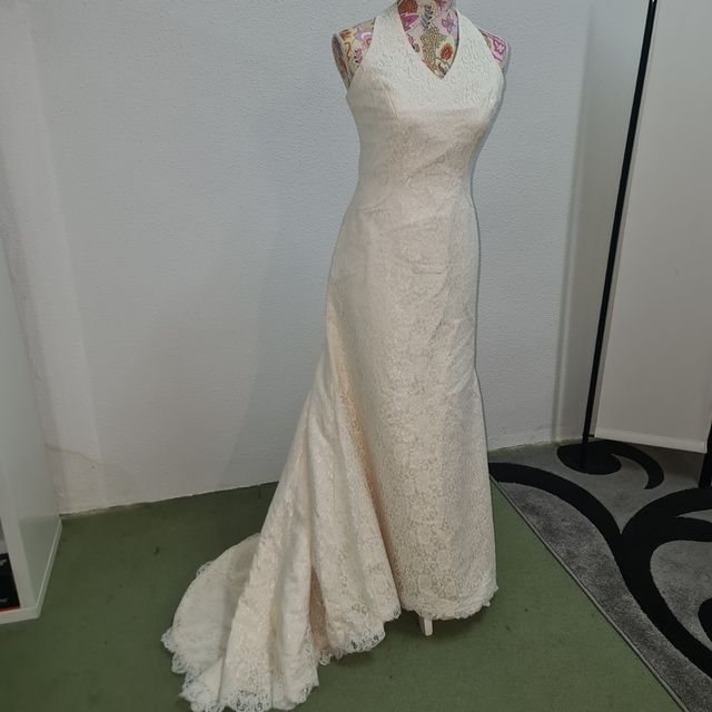 Vestido de novia con cola y velo