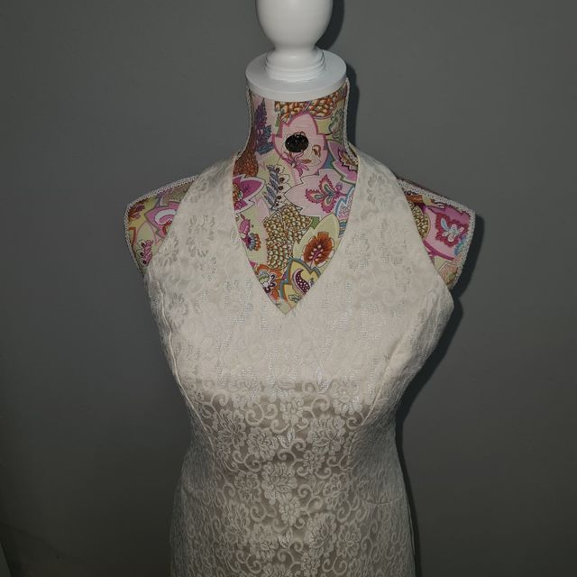 Vestido de novia con cola y velo