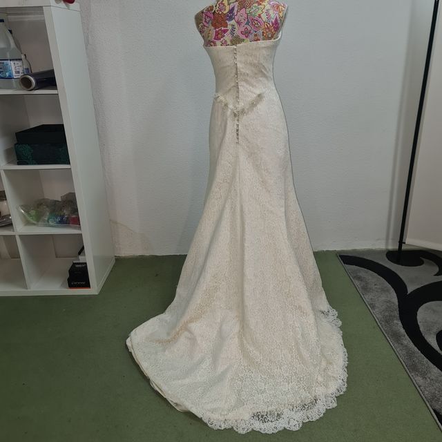 Vestido de novia con cola y velo