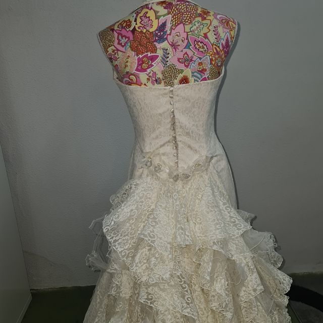 Vestido de novia con cola y velo