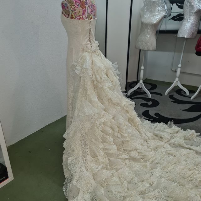 Vestido de novia con cola y velo