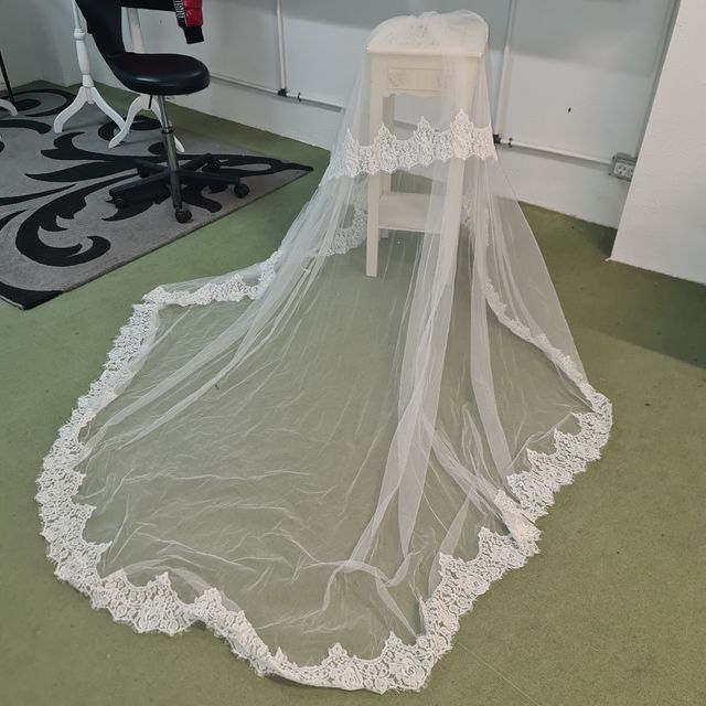 Vestido de novia con cola y velo