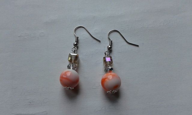 ORECCHINI PENDENTI COLOR ARANCIONE E BIANCO