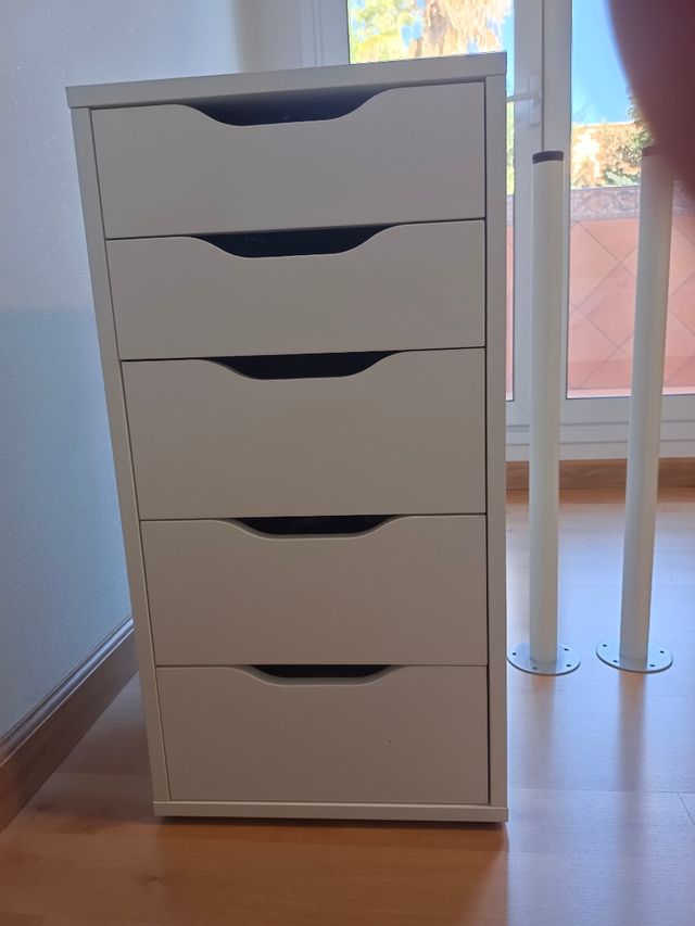 Cajonera de Ikea Alex + 2 patas escritorio de segunda mano por 65 EUR en Málaga en WALLAPOP