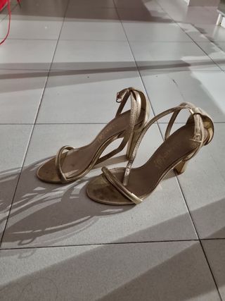 Sandalias de tacón doradas