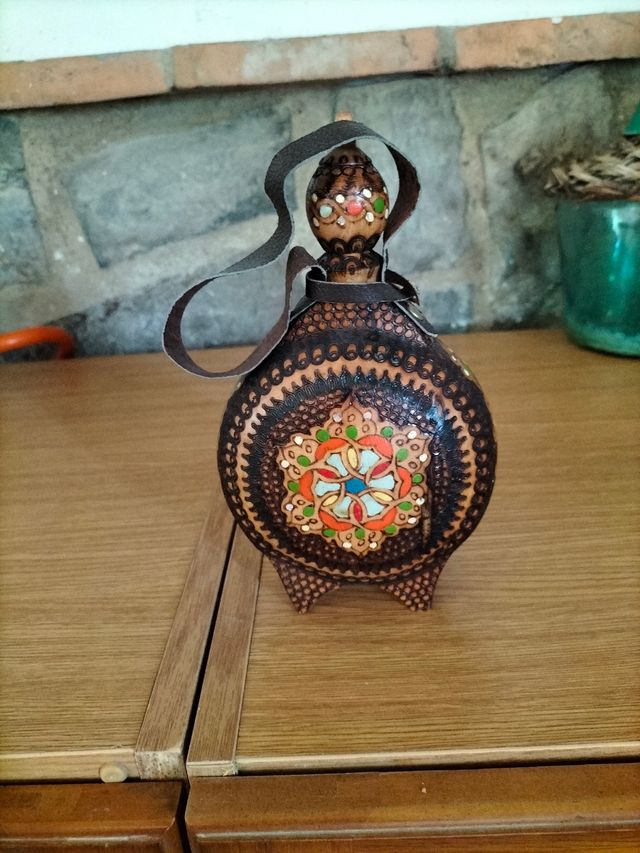 botella de madera policromada pequeña