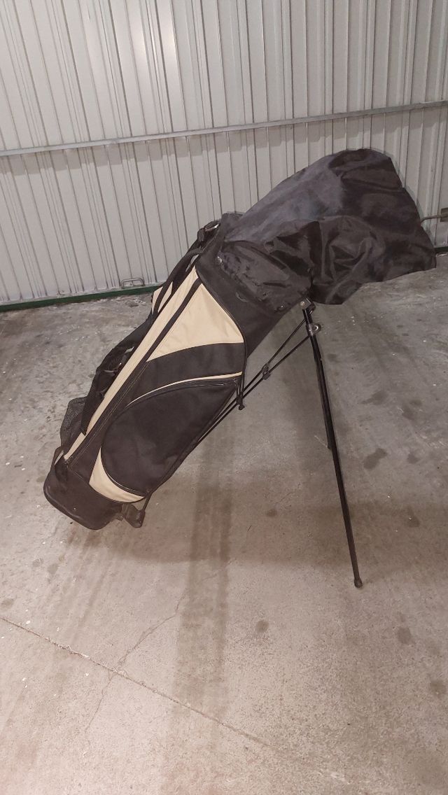 medio juego de golf de mujer/joven con bolsa