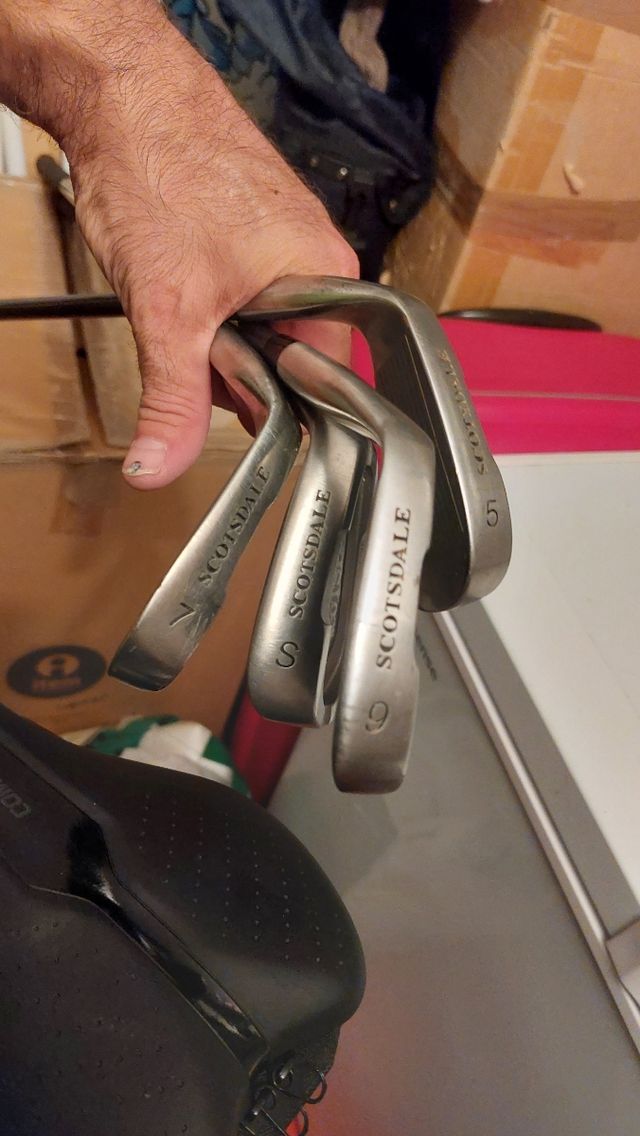 medio juego de golf de mujer/joven con bolsa