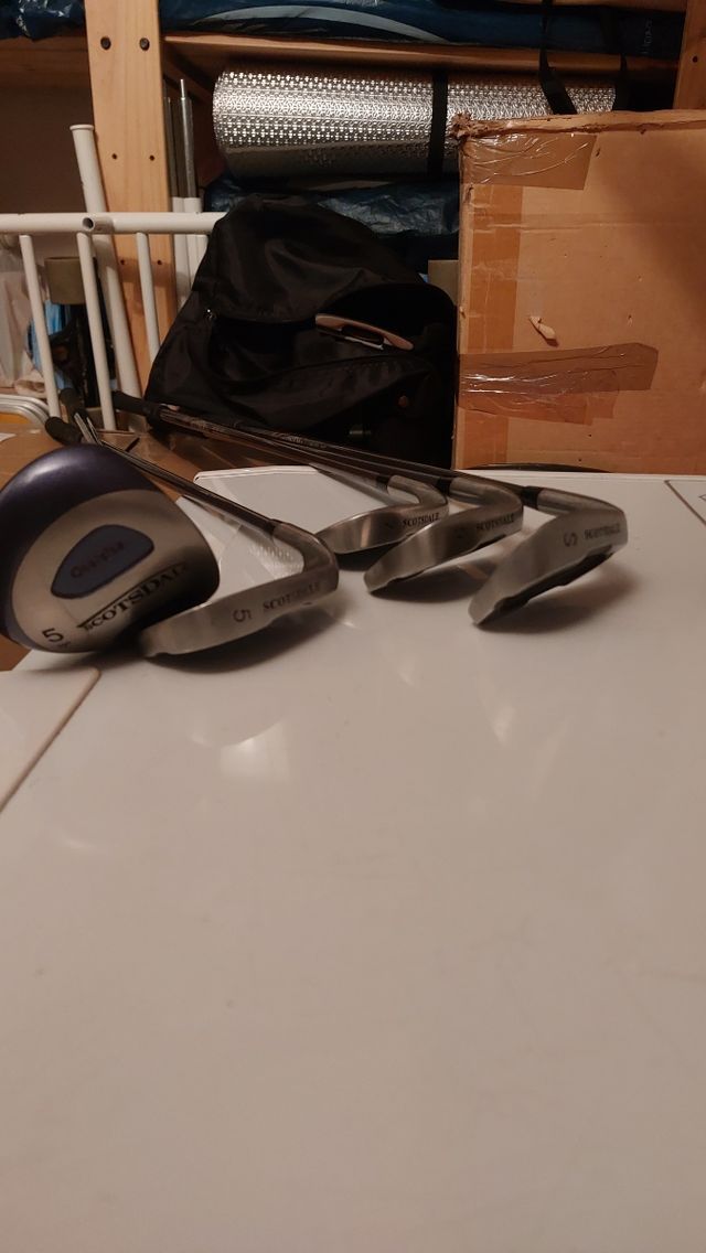 medio juego de golf de mujer/joven con bolsa