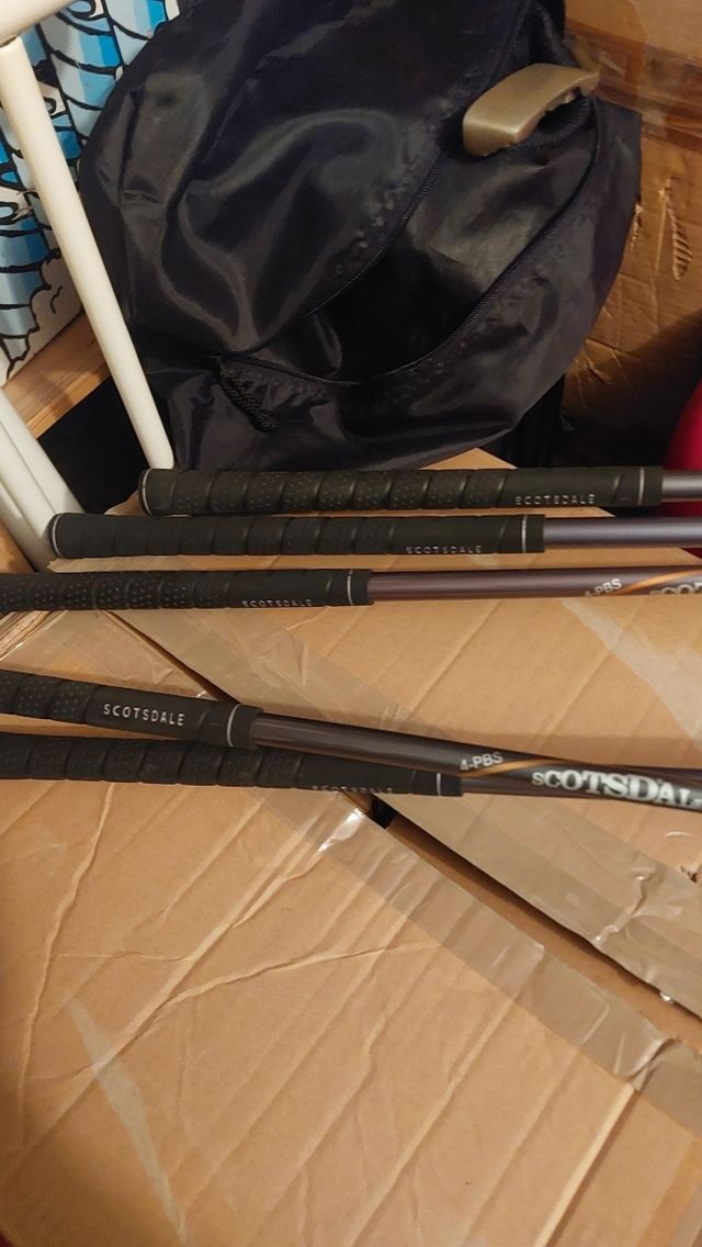 medio juego de golf de mujer/joven con bolsa