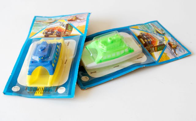 Dos juguetes, catamaran, Baratijas Domingo