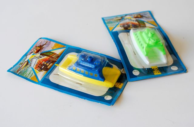 Dos juguetes, catamaran, Baratijas Domingo