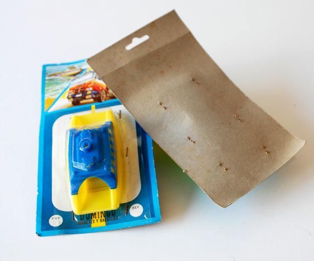 Dos juguetes, catamaran, Baratijas Domingo