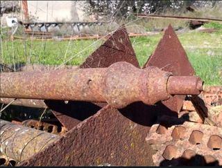 Pies de farola antiguos de hierro