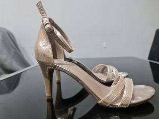 Zapatos dorados