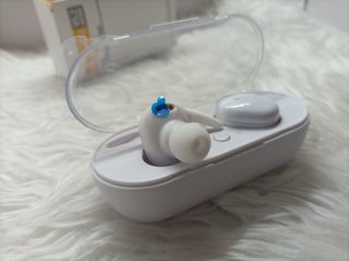 AURICULARES BLUETOOTH CON CAJA DE CARGA,NUEVOS.