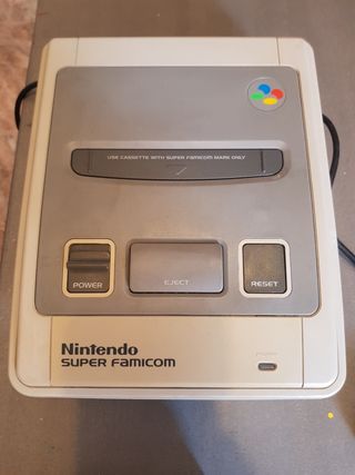 Súper Famicom con 4 juegos 1 mando y cables.