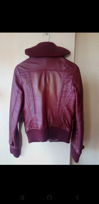 Chaqueta piel autentica roja Mango muy entallada.