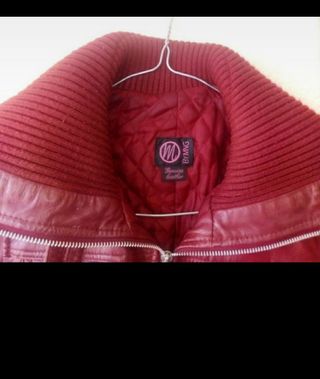 Chaqueta piel autentica roja Mango muy entallada.