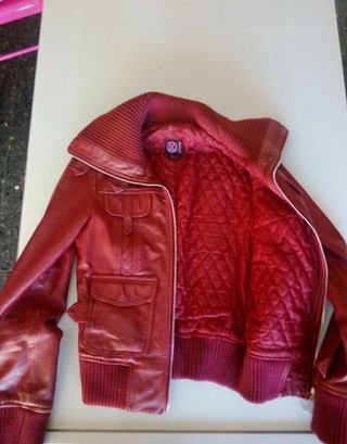 Chaqueta piel autentica roja Mango muy entallada.