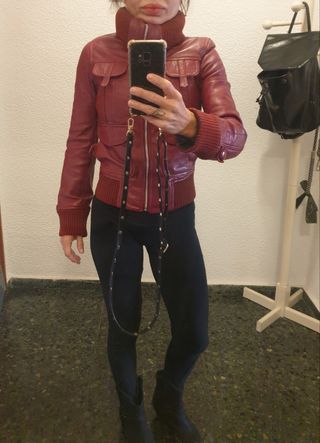 Chaqueta piel autentica roja Mango muy entallada.