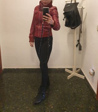 Chaqueta piel autentica roja Mango muy entallada.