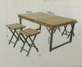 Mesa y cuatro sillas