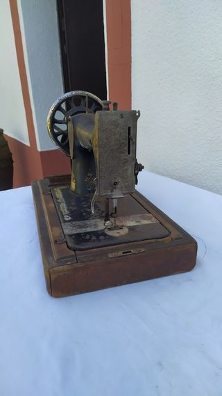 Maquina de coser Singer antigua.