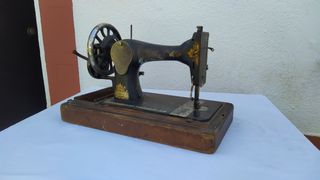 Maquina de coser Singer antigua.