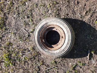 llanta de vespa de 3 cogidas con su cubierta