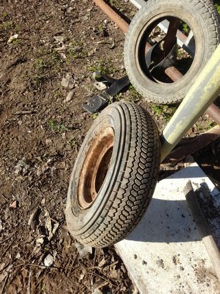 llanta de vespa de 3 cogidas con su cubierta