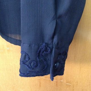 Camisa negra con detalles de terciopelo