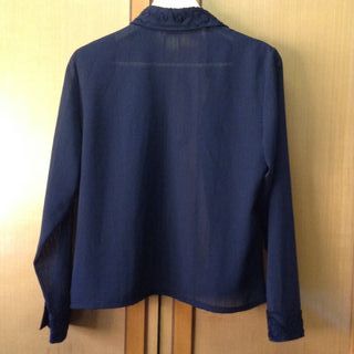 Camisa negra con detalles de terciopelo