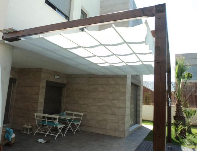 Pérgola con toldo