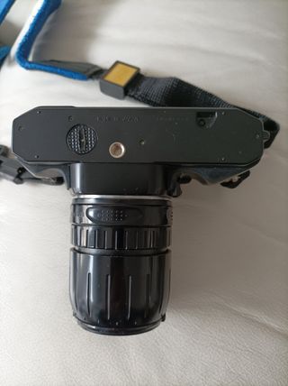 cámara fotográfica Cosina con accesorios