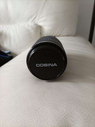 cámara fotográfica Cosina con accesorios
