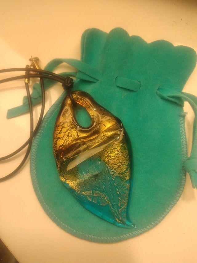 collana con ciondolo di vetro di murano.