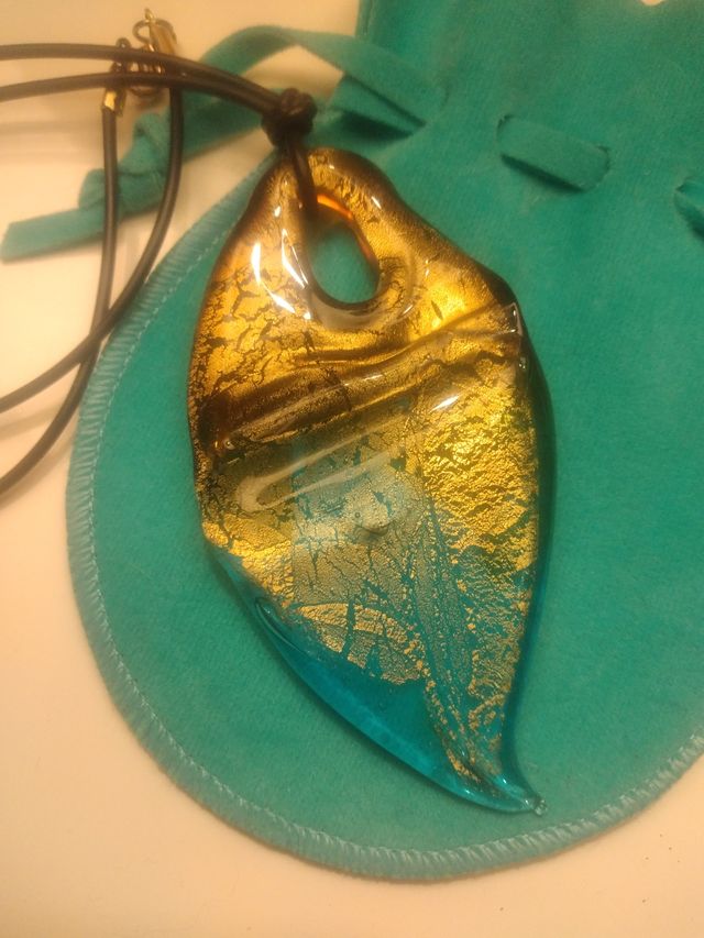 collana con ciondolo di vetro di murano.