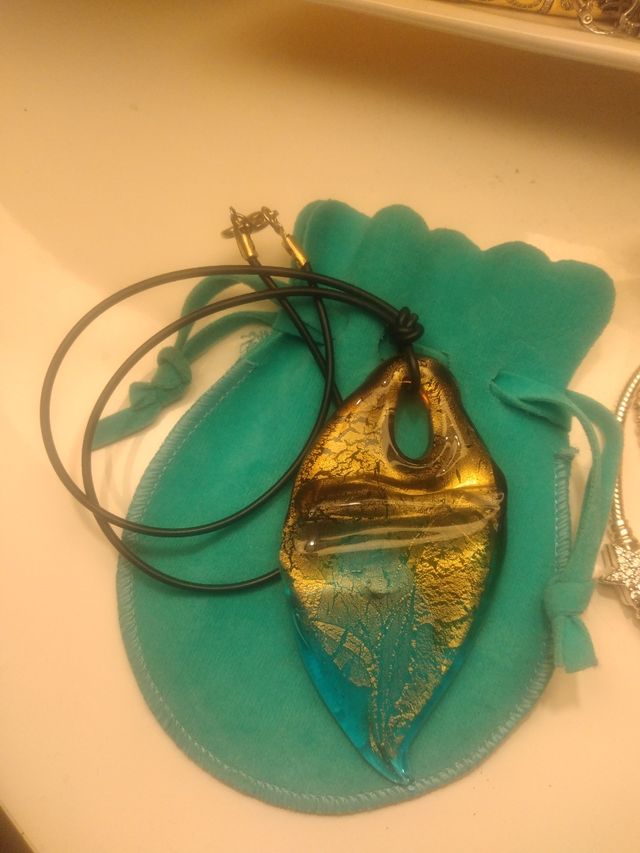 collana con ciondolo di vetro di murano.