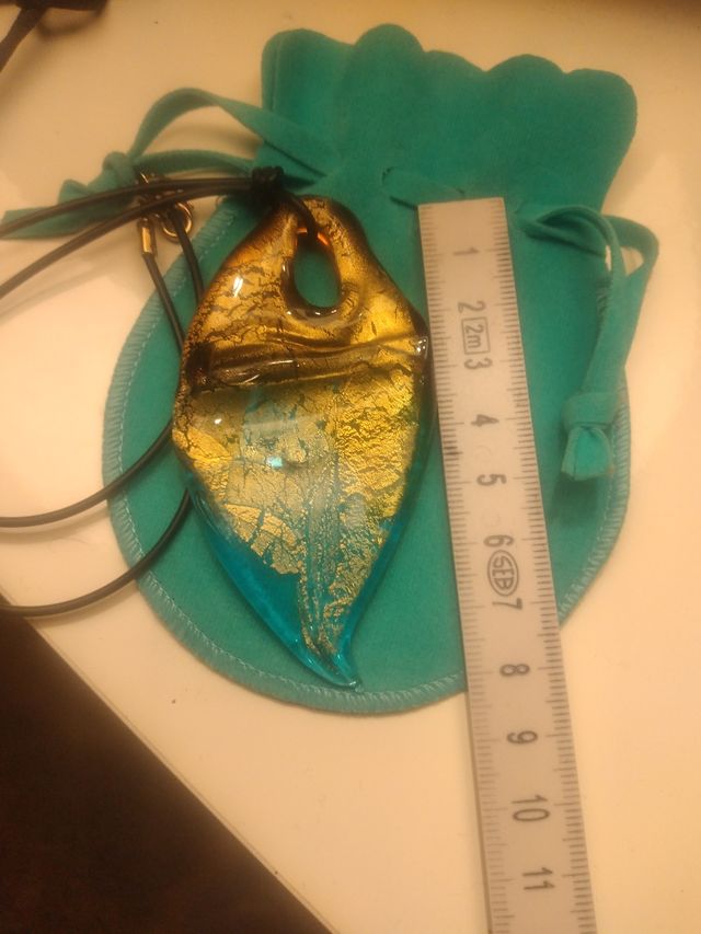 collana con ciondolo di vetro di murano.