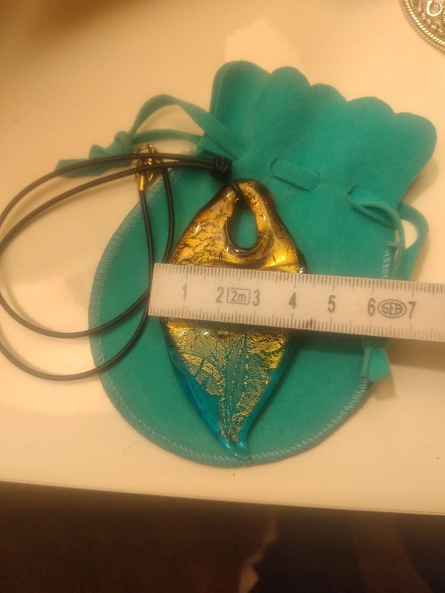 collana con ciondolo di vetro di murano.