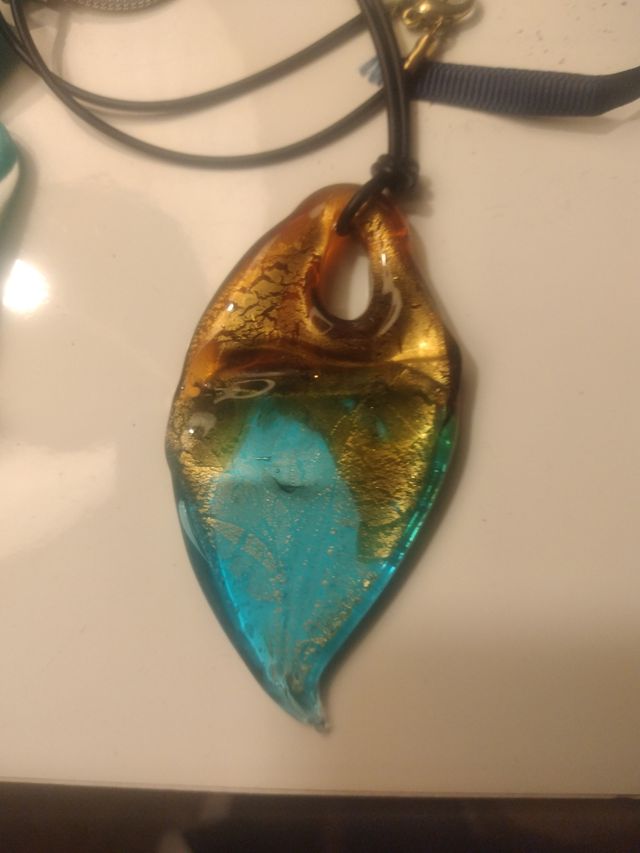 collana con ciondolo di vetro di murano.