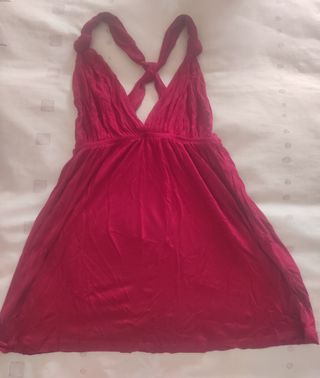 Camiseta roja de tirantes cruzados.