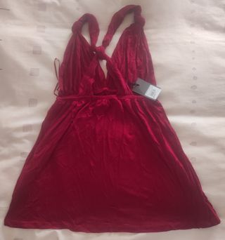 Camiseta roja de tirantes cruzados.